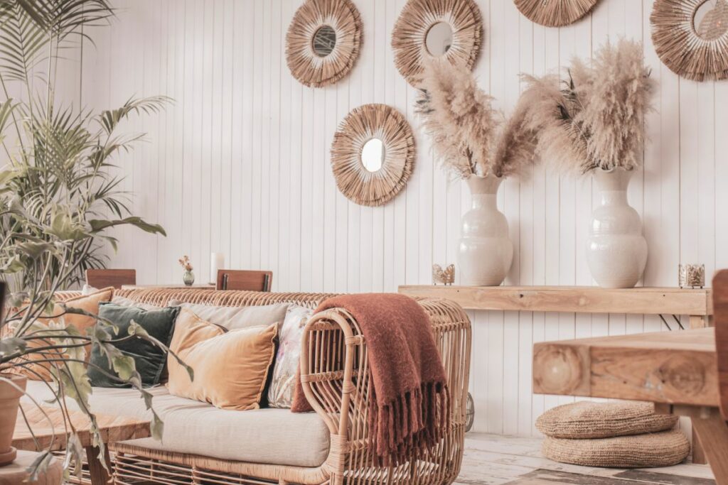 Wanddeko kann Dein Wohnzimmer verschönern und für eine coole Atmosphäre sorgen!